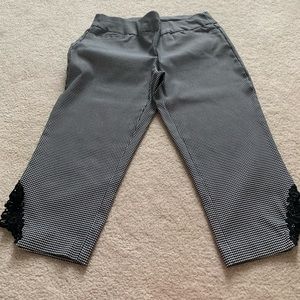 Black and white elastic waist pull on capris.
